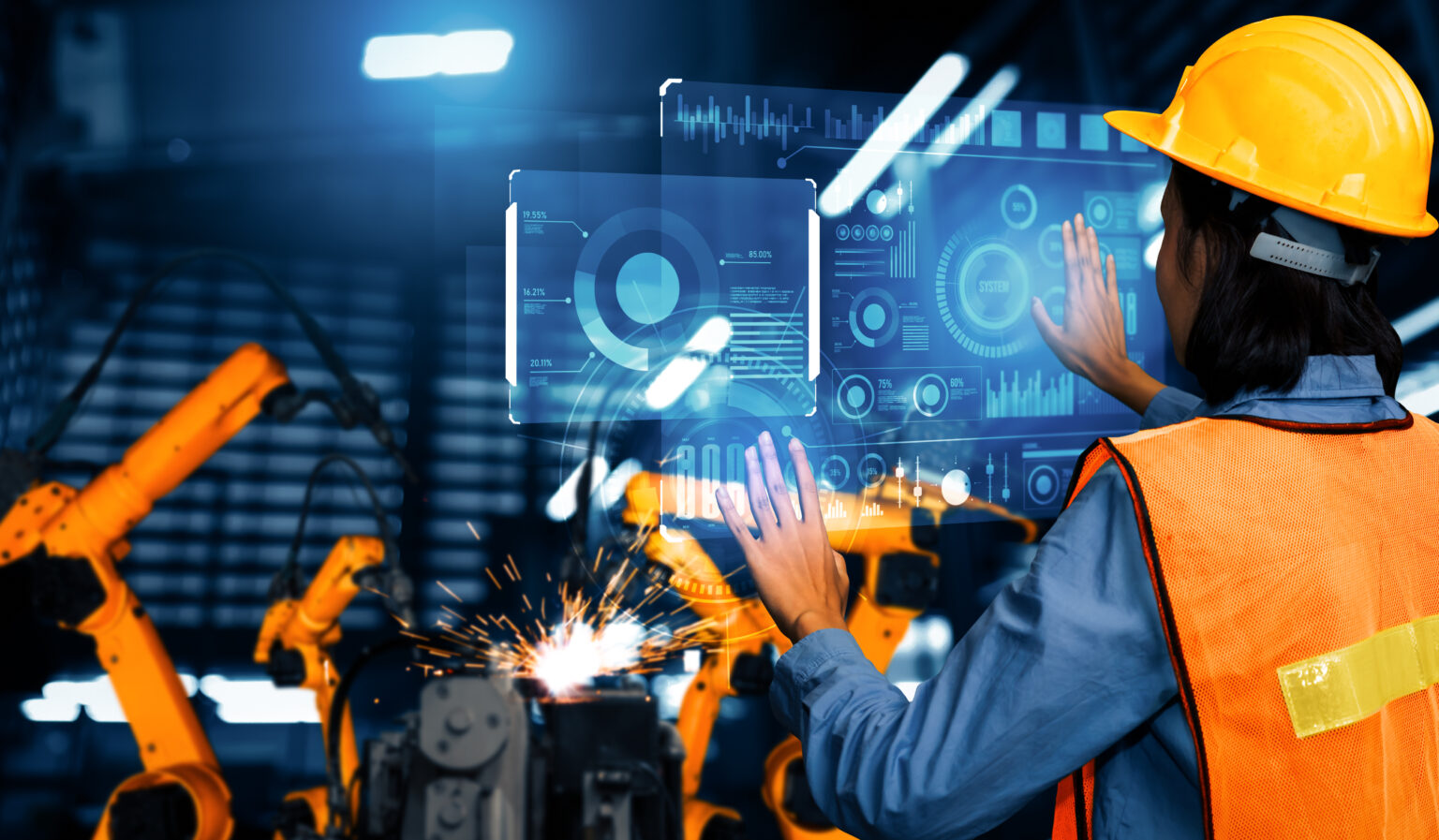 Braços robóticos em linha de produção industrial monitorada por dados